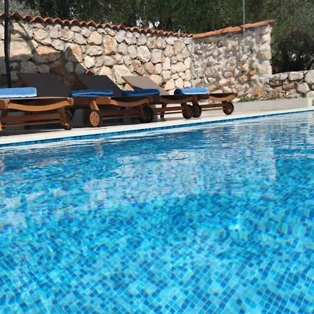Stone Hause Noa Banjol